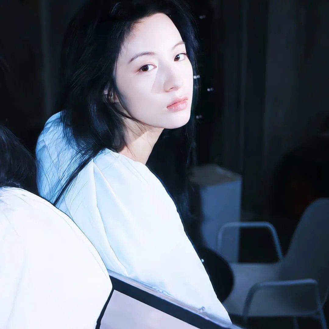 千岁大人你尾巴露出来啦